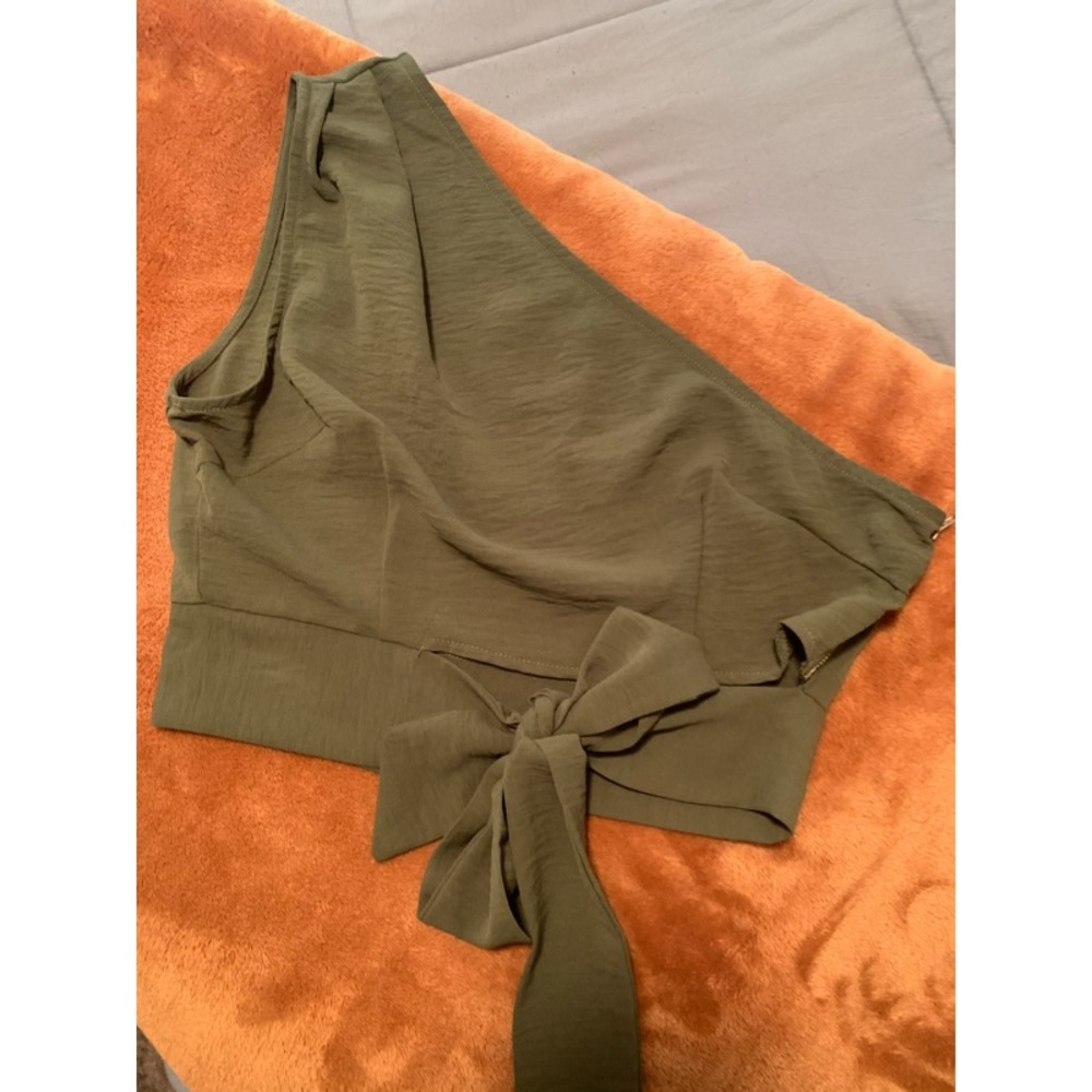 Cute crop top with side zipper.